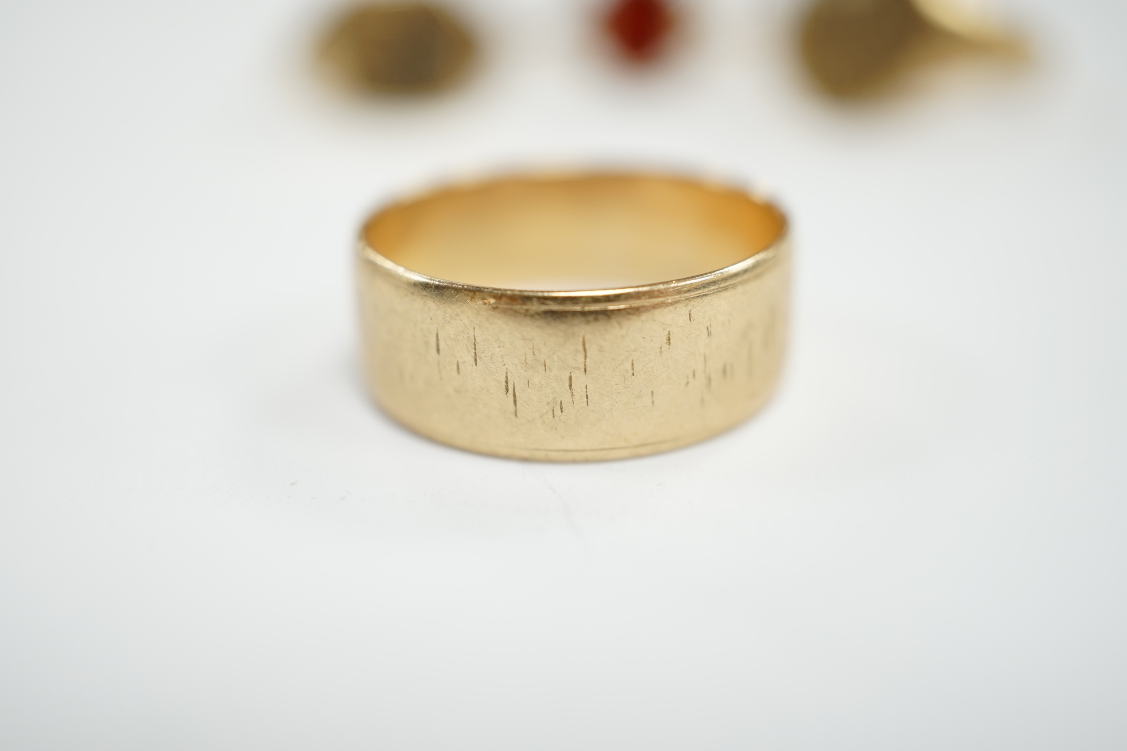 Four assorted 9ct gold rings including a wedding band and carnelian set, gross weight 13.6 grams.